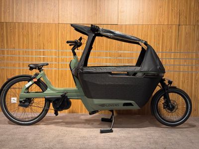 une image représentant un vélo vert avec une selle noire