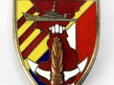 un gros plan sur un insigne représentant une main tenant un pistolet