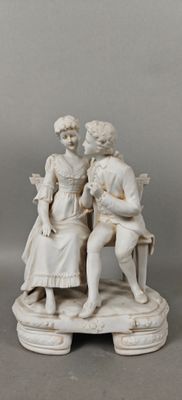 statue représentant un homme et une femme assis sur un banc