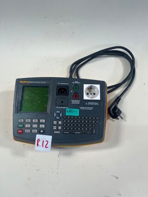 une image représentant une calculatrice posée sur une table