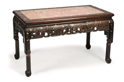 une vieille table avec un plateau en marbre sur fond blanc