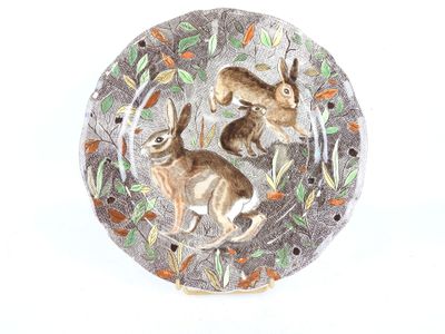 une assiette sur laquelle est représentée une image de deux lapins