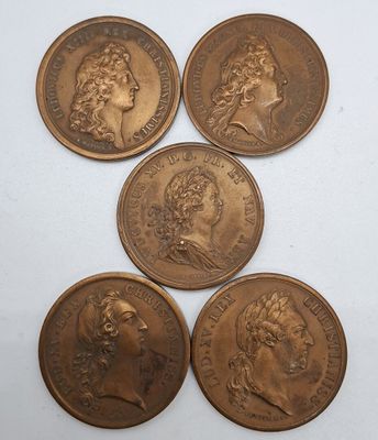 quatre pièces de cuivre sur lesquelles figurent des portraits d'hommes et de femmes