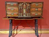 une petite table sur laquelle se trouve un coffre en bois