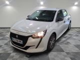 la photo d'une voiture blanche garée dans un garage