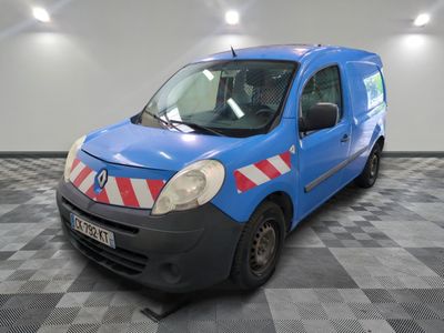 la photo d'une camionnette bleue avec une bande rouge et blanche sur le côté