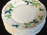 une pile d'assiettes posées sur une table