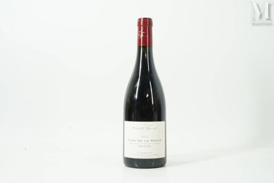 la bouteille de vin rouge est posée sur la table