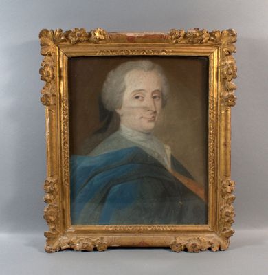 un vieux tableau représentant un homme en manteau bleu, dans un cadre doré