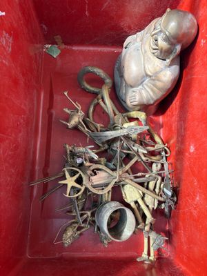 une boîte rouge contenant la statue d'un homme