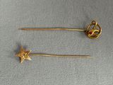 une paire d'épingles à cheveux en or ornées d'une étoile