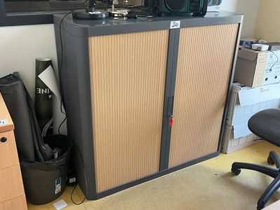 un bureau avec une chaise et une armoire dans une pièce