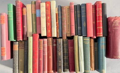 un grand nombre de livres empilés les uns sur les autres