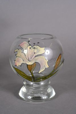 un vase en verre contenant une fleur