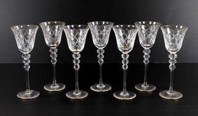 SAINT LOUIS. Suite de huit VERRES en cristal taillé, à pied …