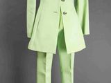 une image d'un costume vert sur un mannequin, un mannequin, un mannequin, un mannequin, un mannequin, un mannequin, un mannequin, un mannequin