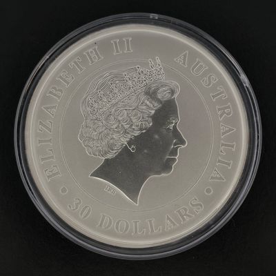 une image montrant un gros plan d'une pièce de monnaie posée sur une surface noire