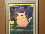 une carte Pokémon sur laquelle figure un Pokémon jaune