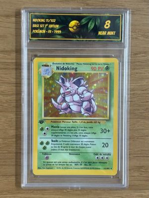 gros plan d'une carte pokemon sur une table