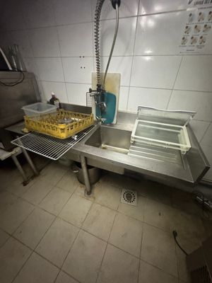 une image d'une cuisine avec un évier et un comptoir