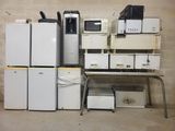 de nombreux appareils électroménagers empilés les uns sur les autres