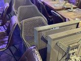 des tables et des chaises dans un restaurant, sur lesquelles est posée une télévision