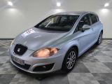 la voiture argentée est garée dans le garage sur le sol en damier