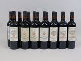 six bouteilles de vin sont alignées sur une surface blanche