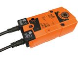 un gros plan d'un appareil électrique orange sur fond blanc