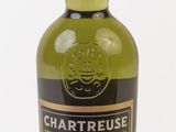 un gros plan d'une bouteille de Chartreuse sur fond blanc