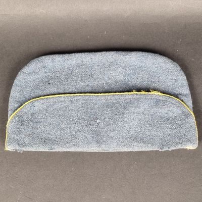 un gros plan sur un sac gris muni d'une fermeture éclair jaune