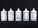 quatre boîtes bleues et blanches sont alignées sur un fond noir