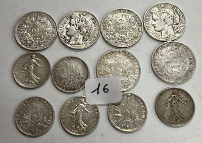 plusieurs types différents de pièces d'argent sur lesquelles figure un prix
