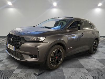 le nouveau suv dsx est garé dans la salle d'exposition