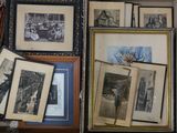 beaucoup de vieilles photos posées sur une étagère dans une pièce