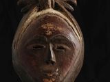 Art africain : masque unique en son genre sur socle