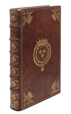 un vieux livre relié en cuir orné d'un emblème doré