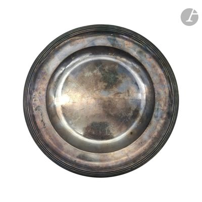 un plateau d'argent posé sur une table