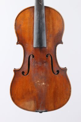 un vieux violon avec un archet accroché à son dos