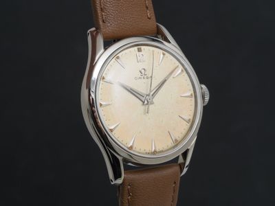 Gros plan sur une montre avec un bracelet en cuir marron