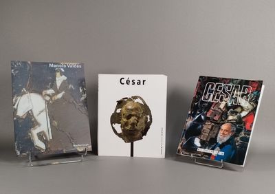 trois livres posés l'un à côté de l'autre sur une table