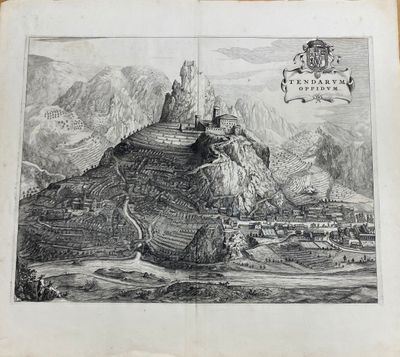 un vieux livre sur la couverture duquel figure le dessin d'un château au sommet d'une montagne