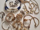 une table blanche sur laquelle sont disposés de nombreux bijoux