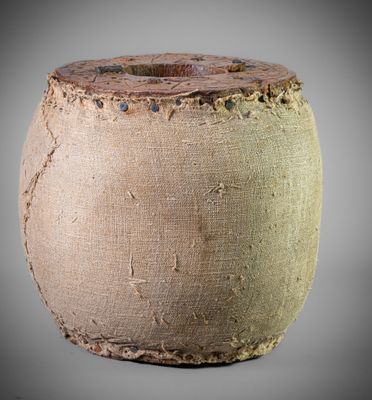un vase marron et vert posé sur une surface grise