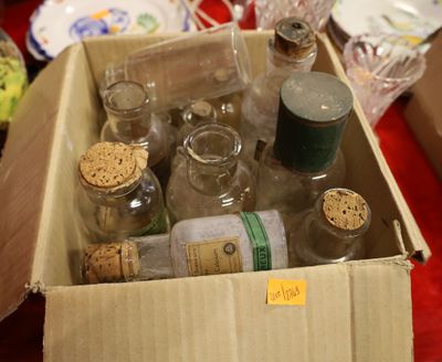 une boîte remplie de bouteilles en verre vides posée sur une table