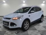 La Ford Kuga blanche est garée dans une grande pièce.
