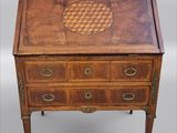 un bureau ancien avec un plateau en bois et des tiroirs