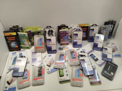 un grand nombre de téléphones portables posés sur une table