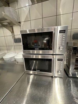 un micro-ondes posé sur un plan de travail dans une cuisine