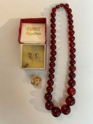 Collier de 35 perles genre ambre en chute (Usures)